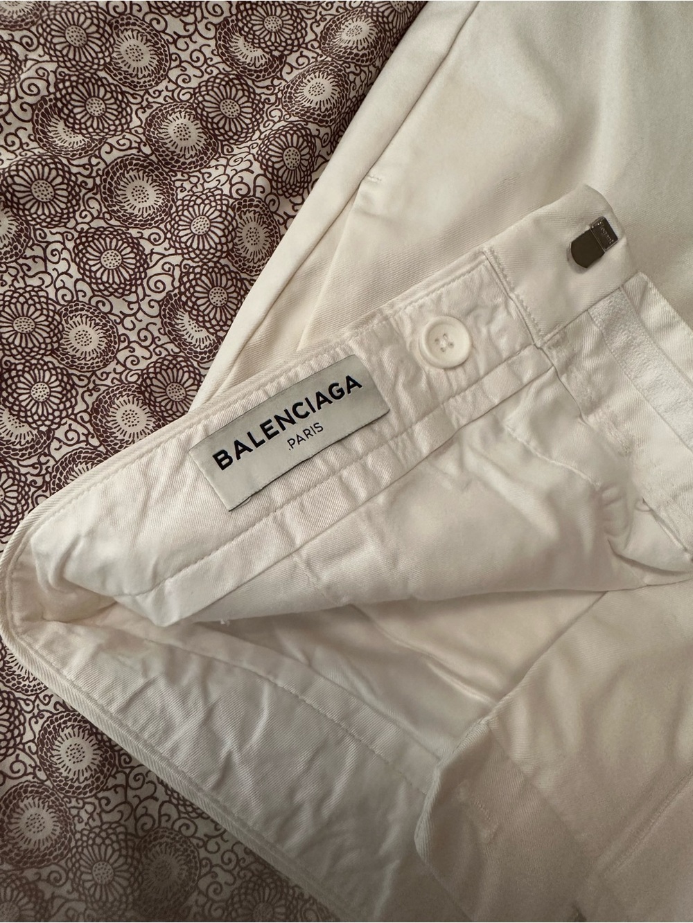 Balenciaga Men’s White Flat Front Cuffed Shorts - Picture 3 of 14